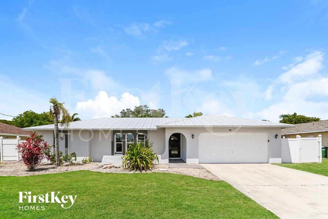 528 SE 17th Ave in Cape Coral, FL - Building Photo