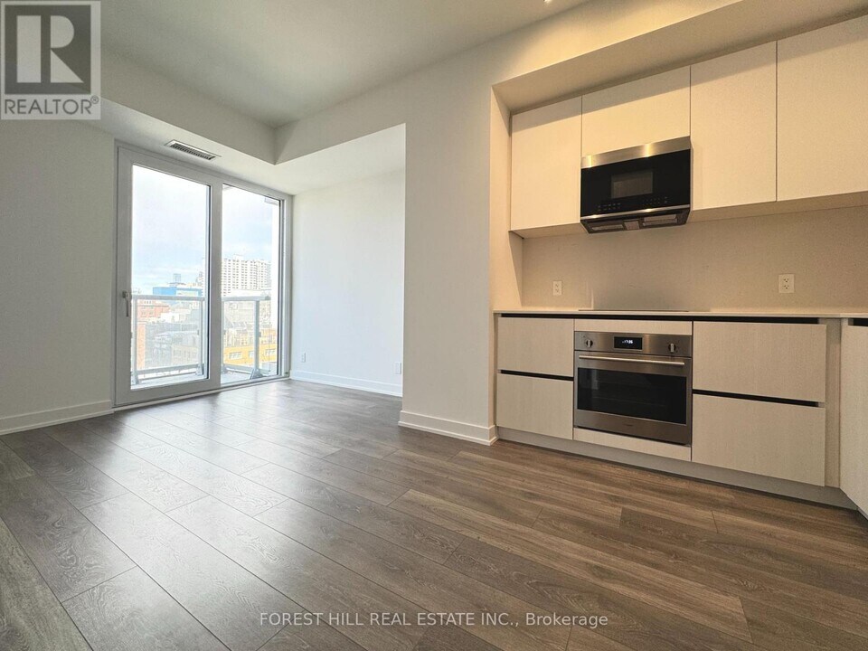 108-108 Peter St in Toronto, ON - Building Photo