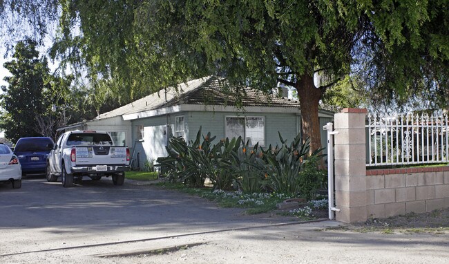 Fourplex & Sfr in Montclair, CA - Foto de edificio - Building Photo