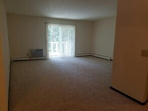202 Valorie Ln, Unit 204 in Monona, WI - Foto de edificio - Building Photo