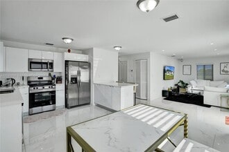 1712 NW 76th Terrace in Miami, FL - Building Photo - Building Photo