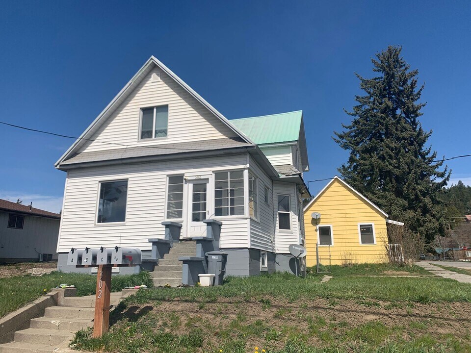 302 W 2nd St in Cle Elum, WA - Building Photo