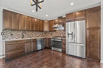 17 Edgar Ct in Huntington, NY - Building Photo - Building Photo