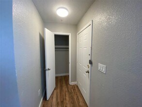 701 W Sycamore St, Unit 202 in Denton, TX - Building Photo - Building Photo