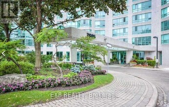 7805-7805 Bayview Ave in Markham, ON - Building Photo - Building Photo