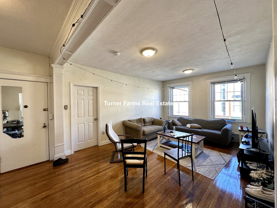 724 Washington St, Unit 2 in Brookline, MA - Building Photo