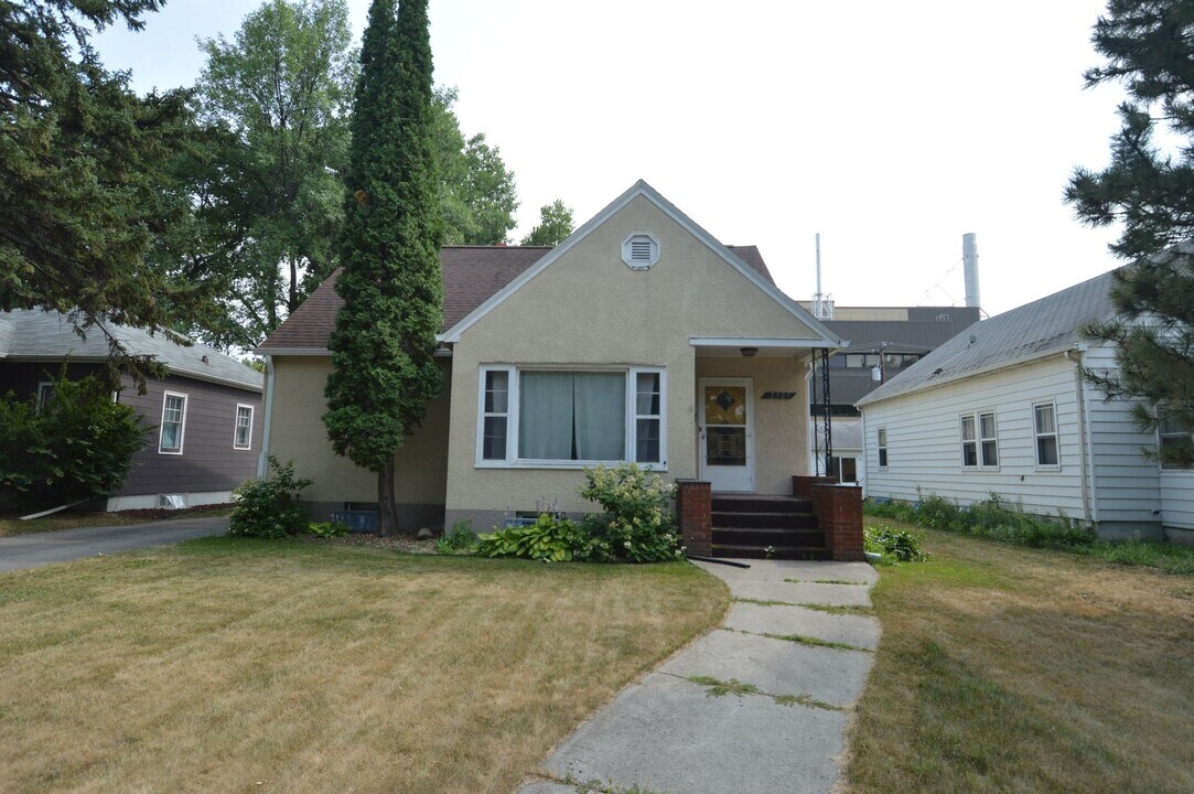 2327 University Ave in Grand Forks, ND - Building Photo