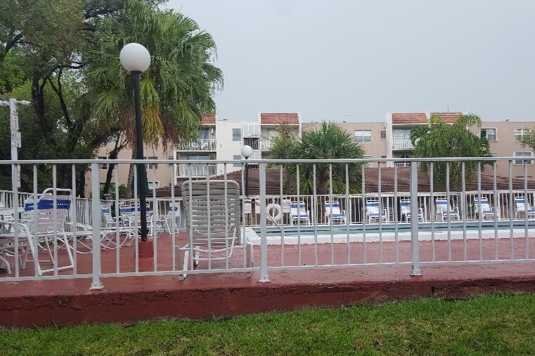 8511 NW 8th St in Miami, FL - Building Photo