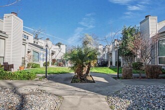 1604 Hood Rd in Sacramento, CA - Foto de edificio - Building Photo