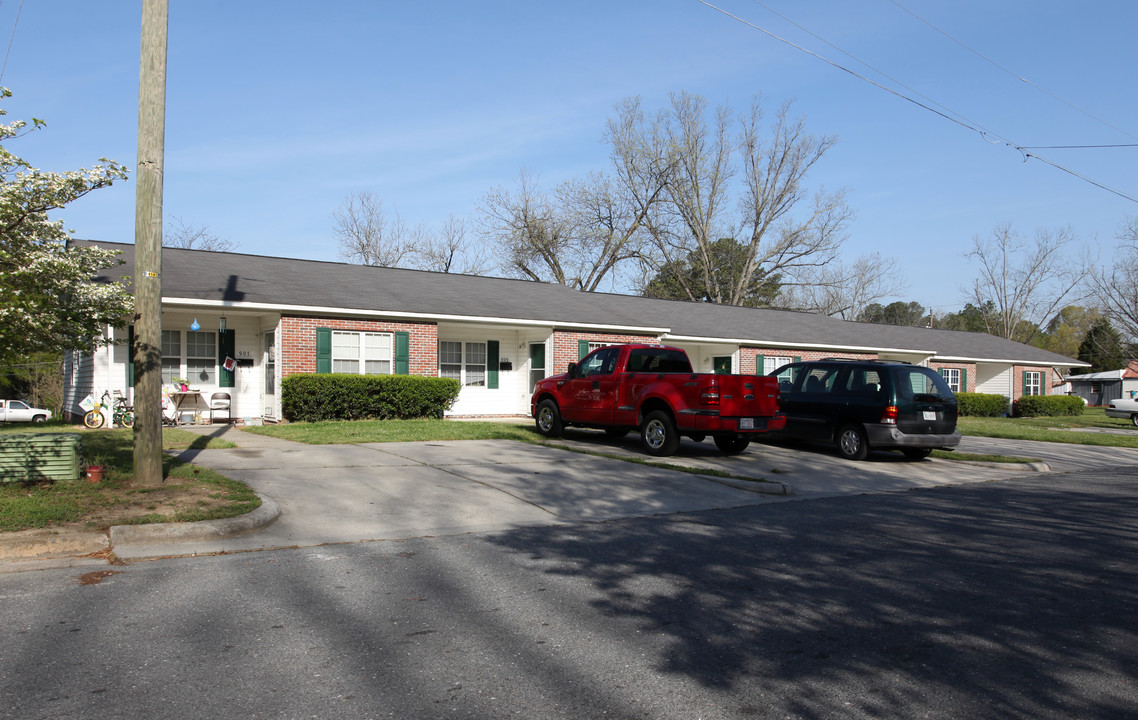 907-917 W Elizabeth St in Selma, NC - Building Photo