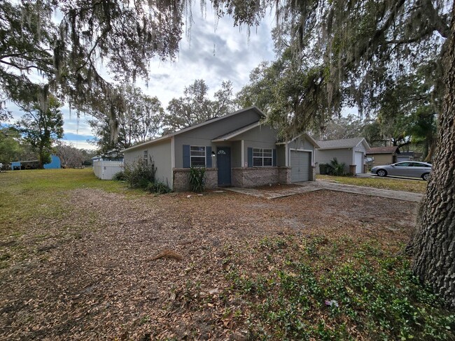 2703 Lorraine Dr in Leesburg, FL - Building Photo - Building Photo