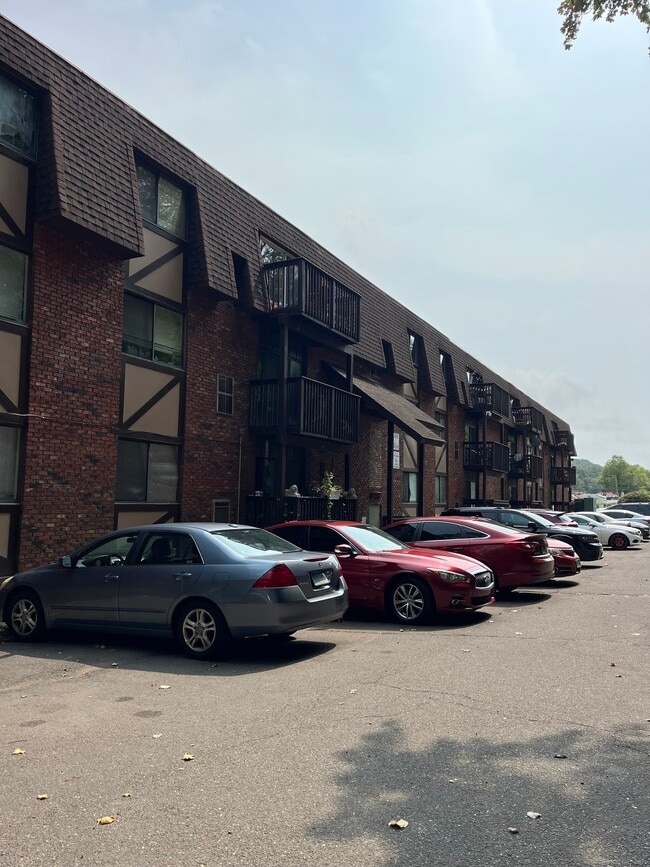 1274 E Main St in Meriden, CT - Building Photo - Building Photo