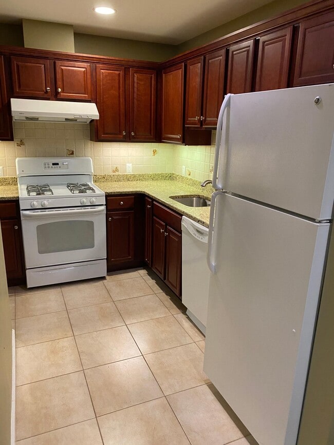 1943 US-22, Unit 2 in Scotch Plains, NJ - Foto de edificio - Building Photo