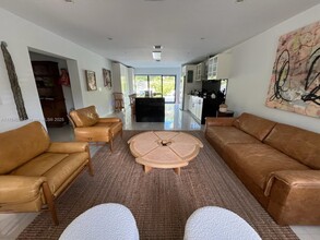 225 W Heather Dr in Key Biscayne, FL - Foto de edificio - Building Photo