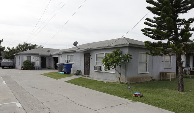 210-216 1/2 W Mountain Ave in La Habra, CA - Foto de edificio - Building Photo