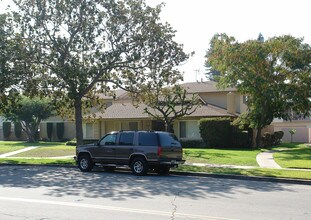 1210 S Athena Way in Anaheim, CA - Foto de edificio - Building Photo