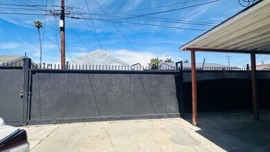 1255 E 88th Pl in Los Angeles, CA - Foto de edificio - Building Photo