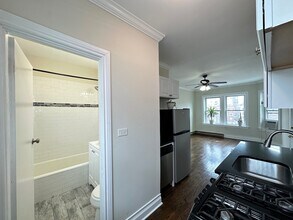 646.5 W Roscoe St in Chicago, IL - Building Photo - Building Photo