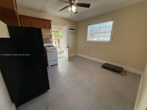 2339 NW 35th St in Miami, FL - Building Photo - Building Photo