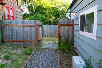 4036 SE Monroe St in Milwaukie, OR - Building Photo - Building Photo