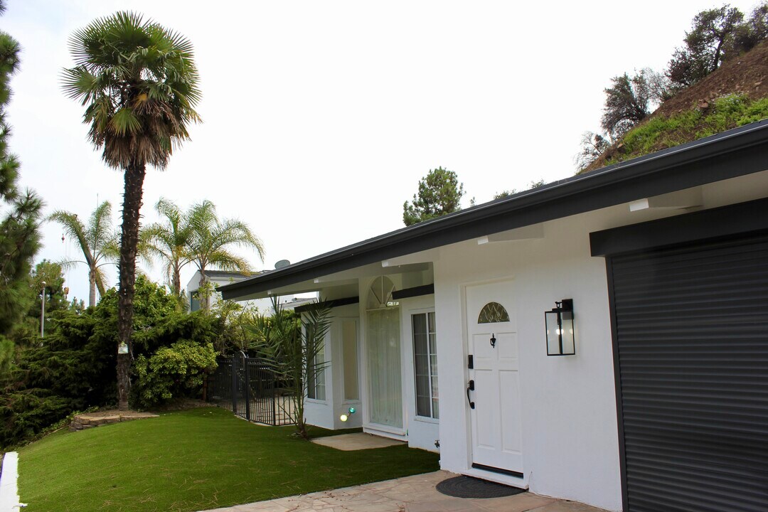 1265 Bienveneda Ave in Pacific Palisades, CA - Foto de edificio