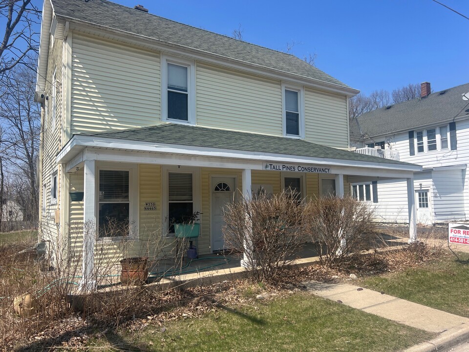 4465 Lakeland Dr in Nashotah, WI - Building Photo