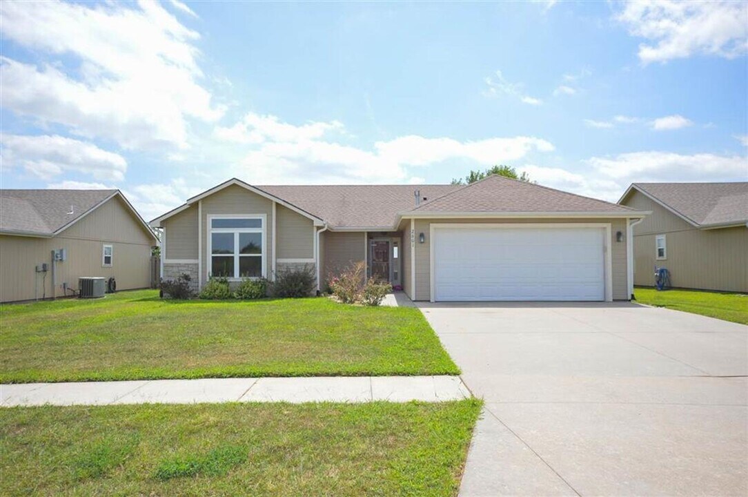 2601 Harrier Dr in Junction City, KS - Building Photo