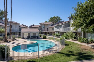 Mountain View Lakes in Phoenix, AZ - Foto de edificio - Building Photo