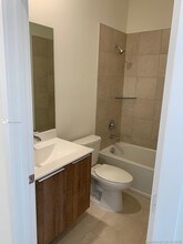 4745 NW 84th Ct-Unit -13 in Doral, FL - Foto de edificio - Building Photo