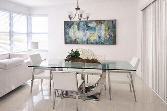 19105 NE 8th Ct in Miami, FL - Building Photo - Building Photo