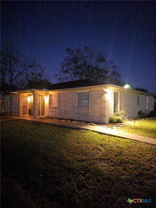 102 Milann St in Victoria, TX - Building Photo