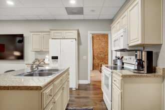 210 E Waldburg St in Savannah, GA - Building Photo - Building Photo