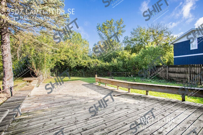 3907 Camelot Dr SE in Grand Rapids, MI - Building Photo - Building Photo