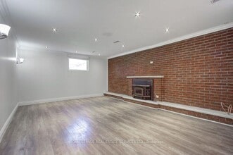 333 Louis Dr in Mississauga, ON - Building Photo - Building Photo