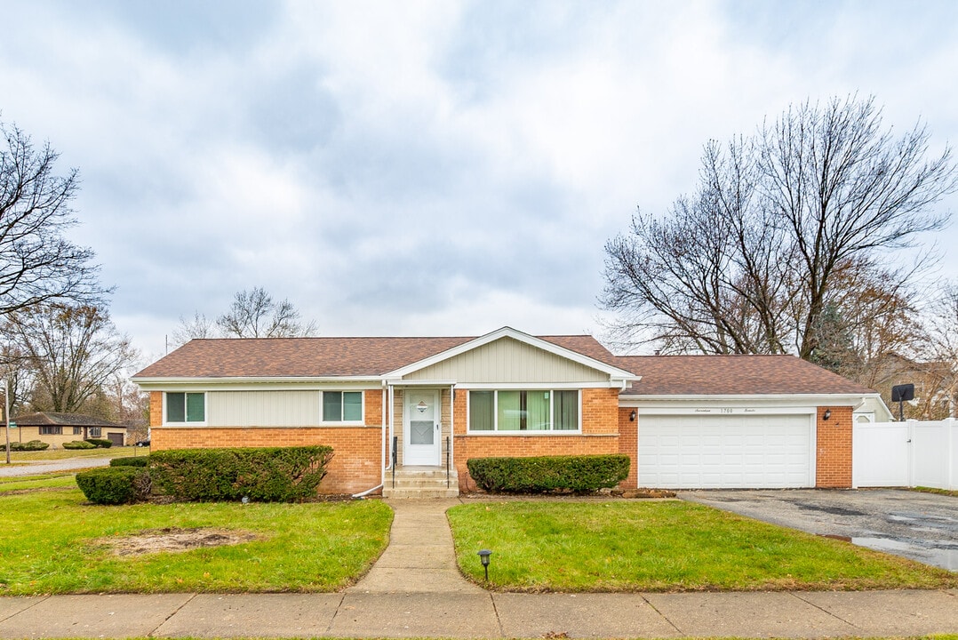 1700 Bonita Ave in Mount Prospect, IL - Building Photo