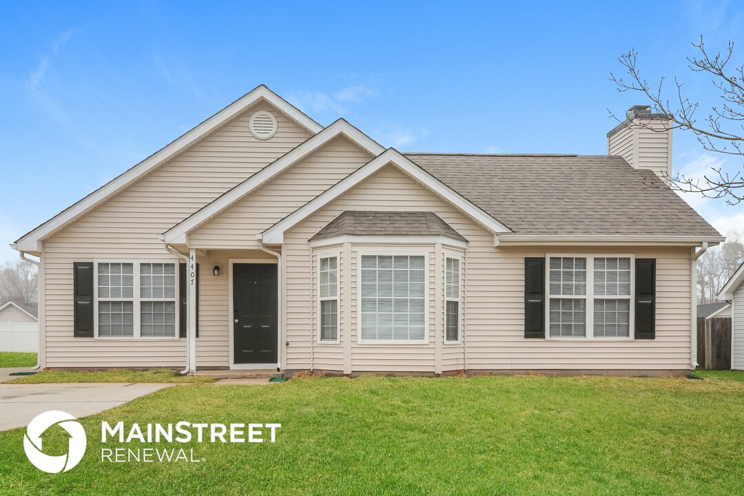 4407 Pleasant Valley Rd in Greensboro, NC - Building Photo