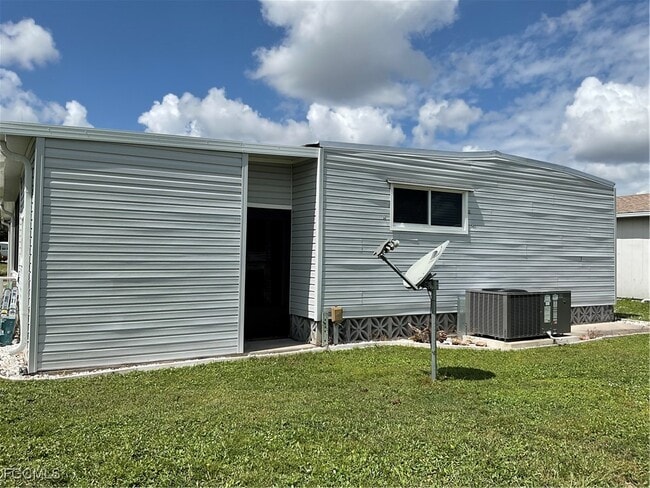 245 Shrub Ln N in North Fort Myers, FL - Building Photo - Building Photo