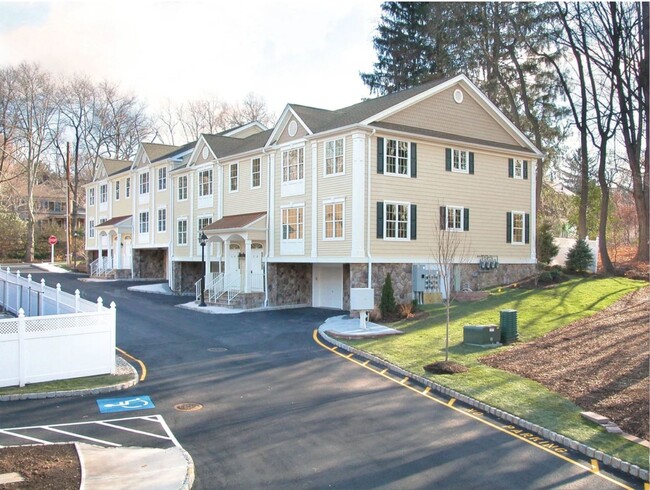 Patriot Village Apartments in Summit, NJ - Foto de edificio - Building Photo