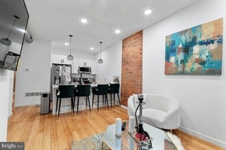 721 N 40th St, Unit 2 in Philadelphia, PA - Foto de edificio - Building Photo