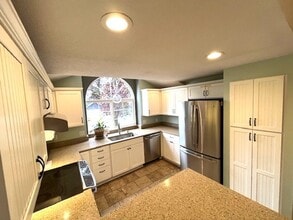 380 NW 1st St in Dundee, OR - Building Photo - Building Photo