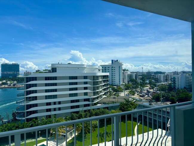 10350 W Bay Harbor Dr, Unit 9D in Bay Harbor Islands, FL - Foto de edificio - Building Photo