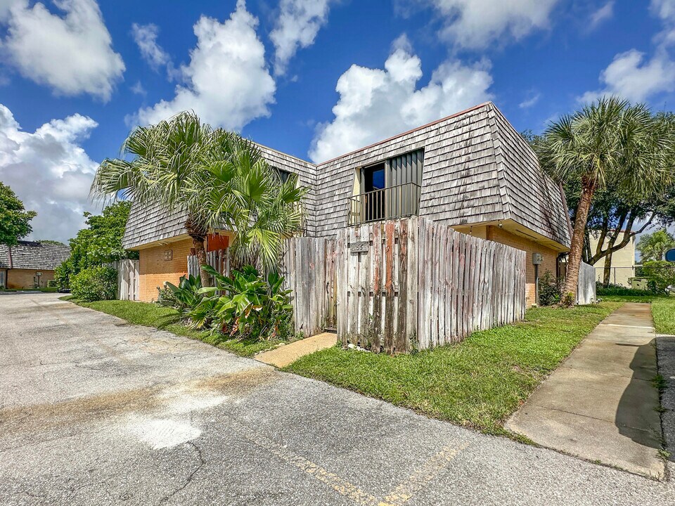 166 Lake Arbor Dr in Palm Springs, FL - Building Photo