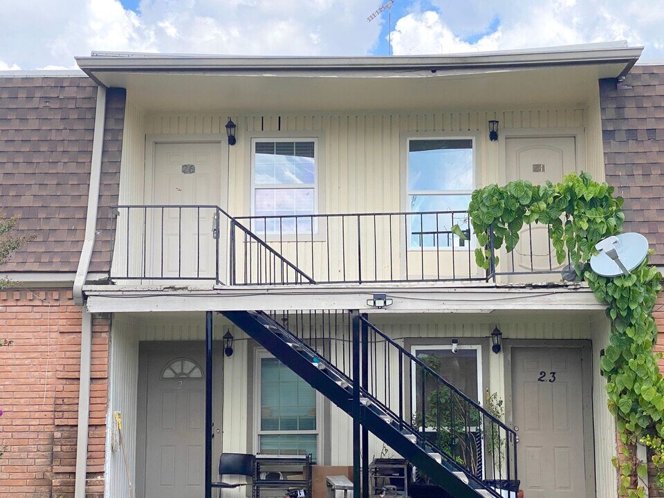 1220 Shadowdale Dr in Houston, TX - Building Photo