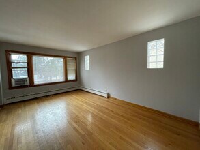 6606 W Devon Ave, Unit 2 in Chicago, IL - Foto de edificio - Building Photo