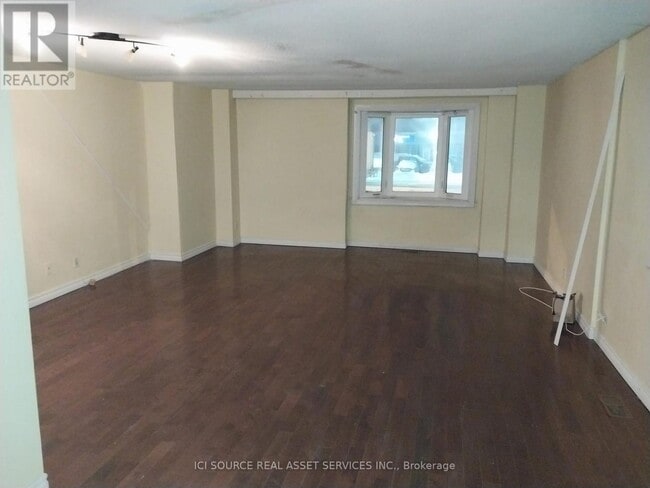 2609 Kingston Rd in Toronto, ON - Building Photo - Building Photo