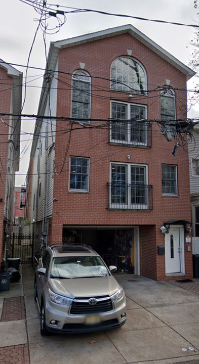 26 Nunda Ave, Unit Ground floor in Jersey City, NJ - Building Photo