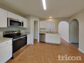 3005 Whispering Trails Dr in Winter Haven, FL - Foto de edificio - Building Photo