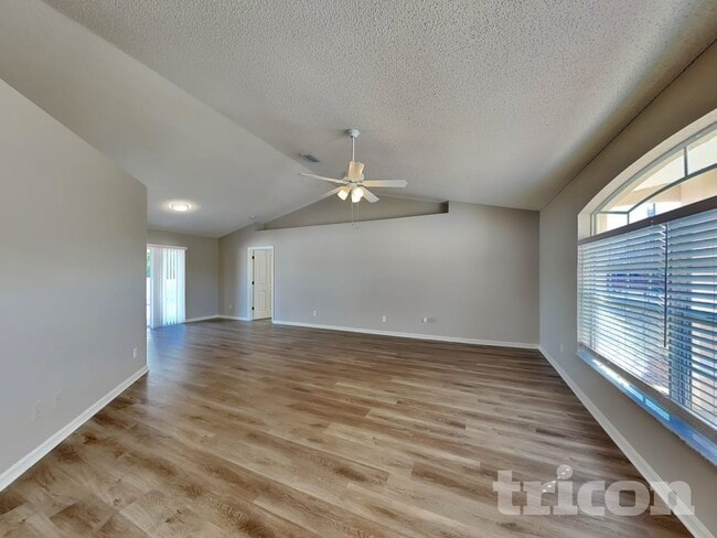 2425 Bishop Rd in Spring Hill, FL - Foto de edificio - Building Photo