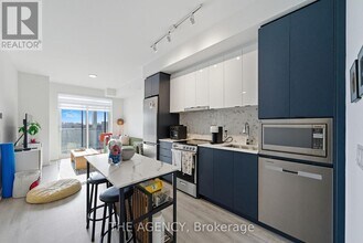 30 Upper Mall Wy in Vaughan, ON - Building Photo - Building Photo