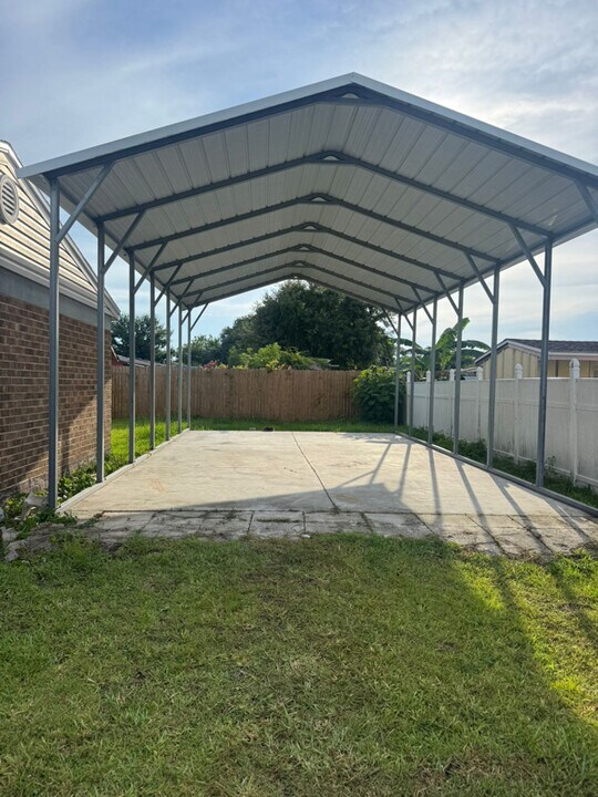 2196 Luana Dr E in Jacksonville, FL - Building Photo